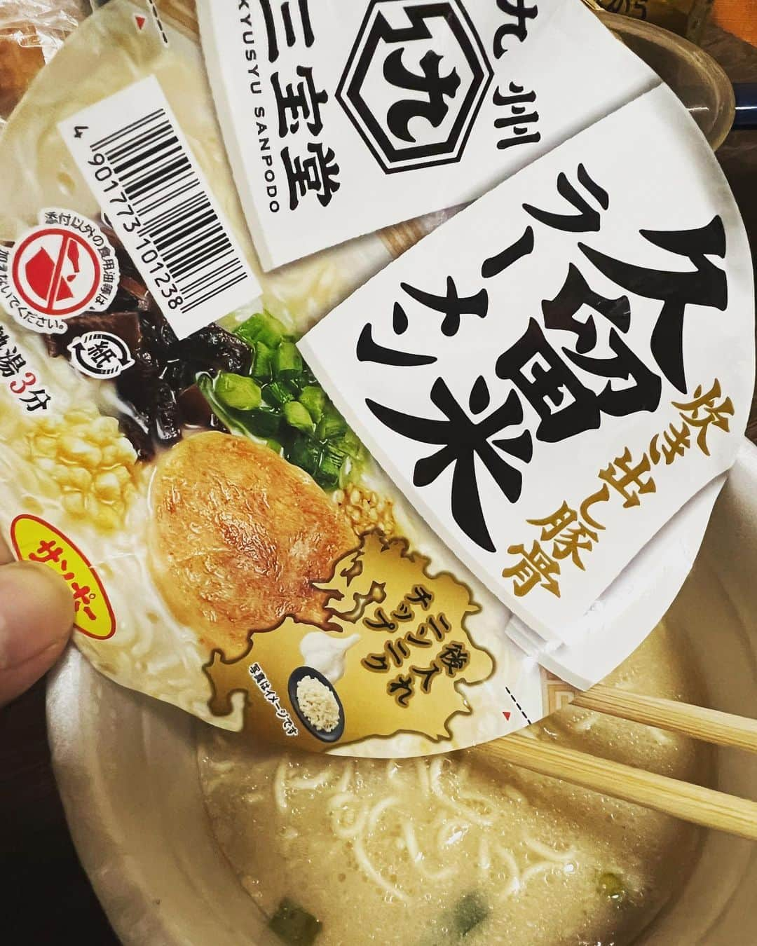 浅香圭（コラゾン）のインスタグラム：「九州出身の人は定番のサンポー焼豚ラーメン。これを超えたかもしれない‥しかもスーパーでお値段100円前後のカップラーメン。キクラゲも入ってて、あと入れニンニクチップが良い仕事してます。オススメ☆♬  #training #らくがき#art#カップラーメン #イラスト#お弁当 #マンガ#アート #漫画#イケメン#九州出身 #ガーリック #パン#腹筋#三宝堂#筋トレ #japan#ラーメン #おかず#うどん #イベント#夜食 #グッズ#サンポー #久留米ラーメン  #ヘアスタイル #焼豚ラーメン #ダイエット #webtoon#manga」