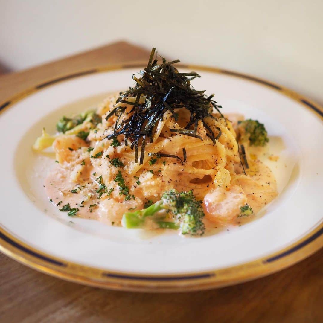 パスタ食堂 アントロワのインスタグラム：「. 【年末年始のお知らせ】 12/24,25日:［ランチ］通常営業 　　　　　 ［ディナー］予約のみ(空席僅かです💦) 12/30〜1/4:休み 1/5〜:通常営業 . となっております。 よろしくお願い致します。 . . . . . . .  ⌒⌒⌒⌒⌒⌒⌒⌒⌒⌒⌒⌒⌒⌒⌒⌒⌒ 【姉妹店の生パスタ】 アンソレイユ @ensoleille_okayama . 【美容室】 凪 _hair salon nagi_ @nagi_okayama .  ⌒⌒⌒⌒⌒⌒⌒⌒⌒⌒⌒⌒⌒⌒⌒⌒⌒ . パスタ食堂 アントロワ [定休日なし] LUNCH11:00~15:00(14:00os) DINNER17:00~22:00(21:00os) ※15:00~17:00の間はお休みです。 . 岡山市北区表町1−9−67(オランダ通り) ☎︎086−953−4696 ご予約→「アントロワ 」で検索🔍」