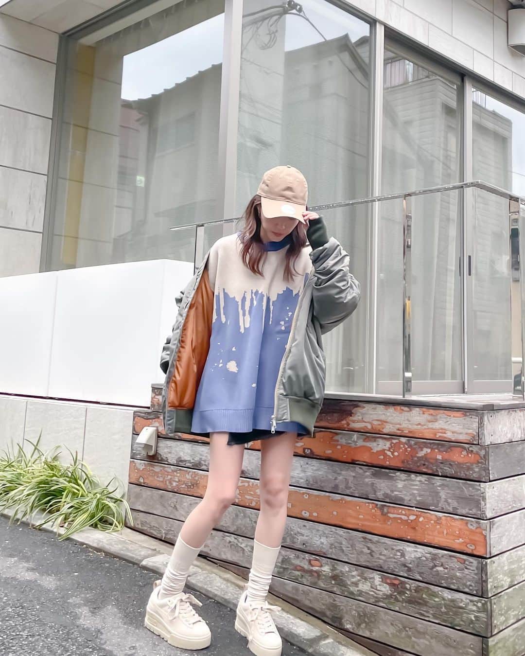 阿島ゆめのインスタグラム：「🌹 . .  BILLY'S(@billys_tokyo )の別注 PUMA MAYZE(@pumajapan )がめちゃかわいい。 厚底になってるから足長効果抜群！ めっちゃスタイル良く見えないか？！ だけどスニーカーだから 全然疲れないしたくさん歩ける🫶🏻 . カラーもベージュで合わせやすいし 生地感も通年使えそうだから たくさん履いちゃうわ🥺 . #MAYZEWEDGE  #pumajapan  #billys」