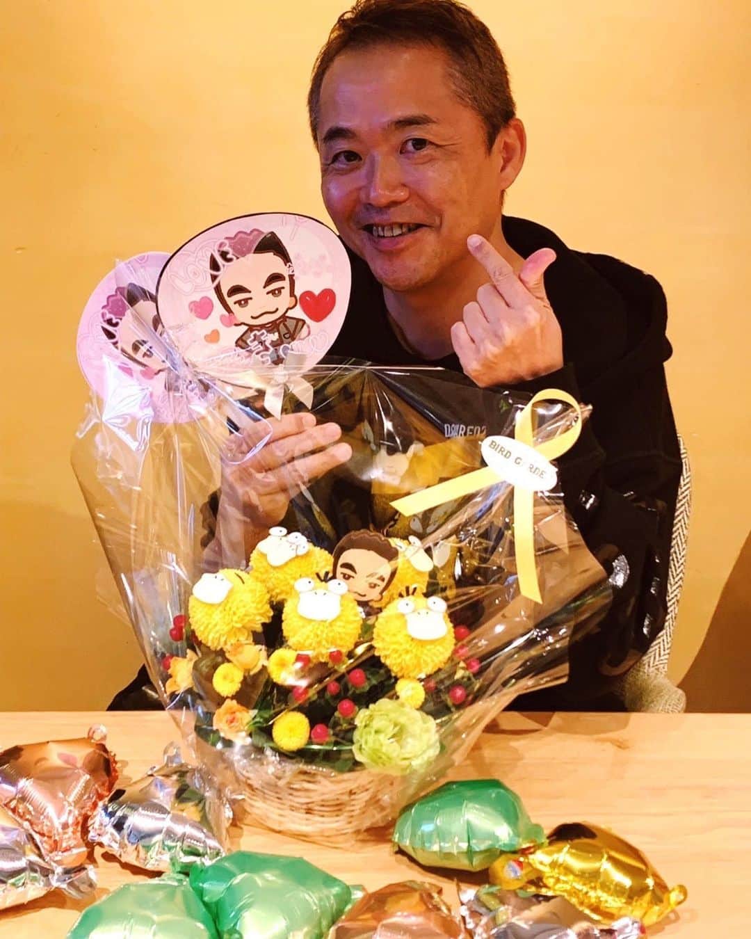 増田順一のインスタグラム：「なんと！ゲームフリークと元ゲームフリークの女性8人が、株ポケモン移籍をお祝いに集まってくれました！マスダのうちわやコダック花も！凄すぎる！(笑) みんなの優しさが嬉しくてむっちゃ感動しました😭感謝！ #コダック #ポケモン」