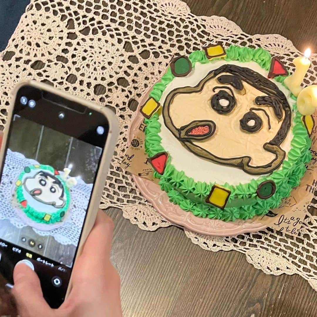 太田雫のインスタグラム：「・ 昨日の誕生日ケーキ🍰 ・ ・ 今年はクレヨンしんちゃんのケーキでした〜🫶🏻 ・ クロミちゃんをリクエストしたけど出てきたのはしんちゃんでした、笑 ・ お母さんいわく「だってクロミちゃんの気分じゃなかったもん。」らしいです笑 ・ でもかわいいしおいしかったから大満足！ ・ ・ みなさんお祝いありがとうございました〜❕❕ ・ 素敵な一年になりそうです˙ᵕ˙ ・ ・ ・ #ニコラ#太田雫 #誕生日#ケーキ#cake#クレヨンしんちゃん#おいしい#ありがとう#thankyou」