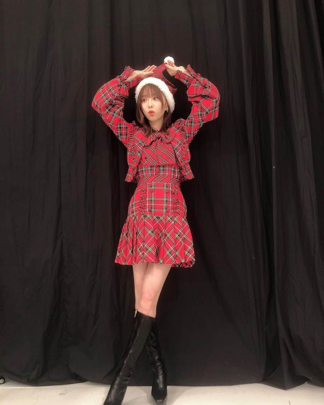 岡田梨奈さんのインスタグラム写真 - (岡田梨奈Instagram)「クリスマスの時期ですね〜🎄🧑‍🎄  #クリスマス #サンタ #akb衣装 #オサレカンパニー」12月6日 17時06分 - okarina_111