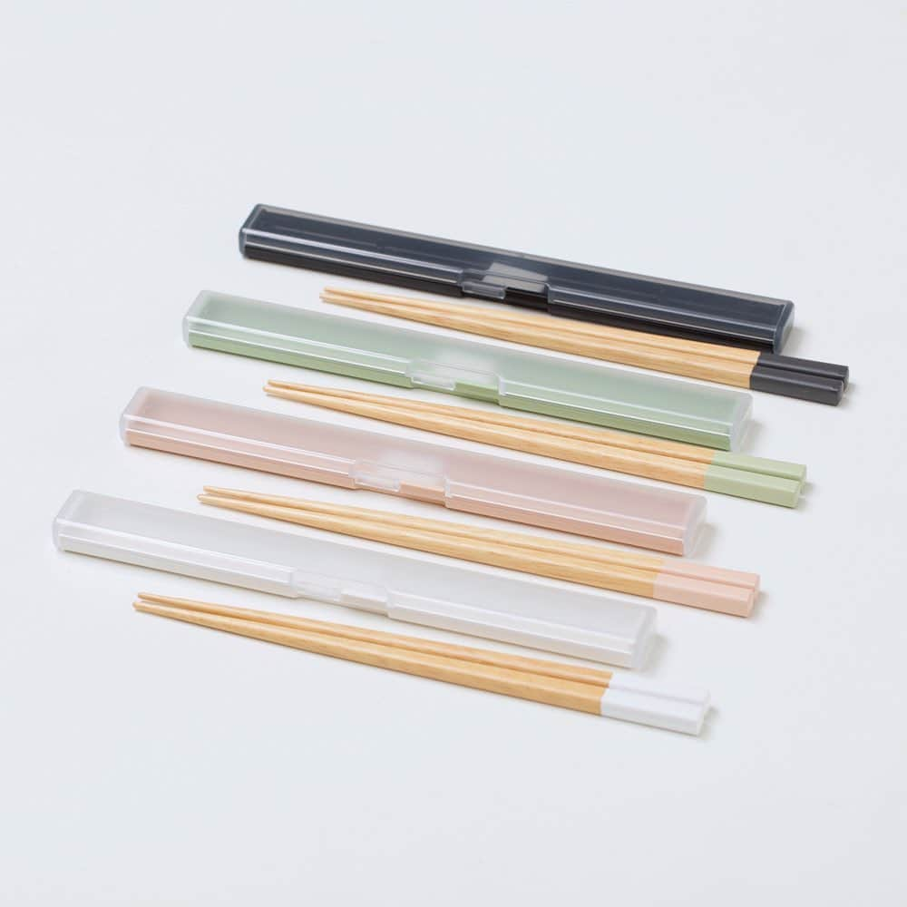 ideacoのインスタグラム：「ansio chopsticks set . 株式会社 オーエスケー @ansio_official  . ブランドデザインから商品設計・販路開拓支援 . 透け感のあるケースと 天然木のスリムでコンパクトなお箸セット。 . #ansio#アンシオ#OSK#ランチボックス#お弁当箱#お箸ケース#ギフト#プロダクトデザイン#シンプル#japanesedesign#ideaco」