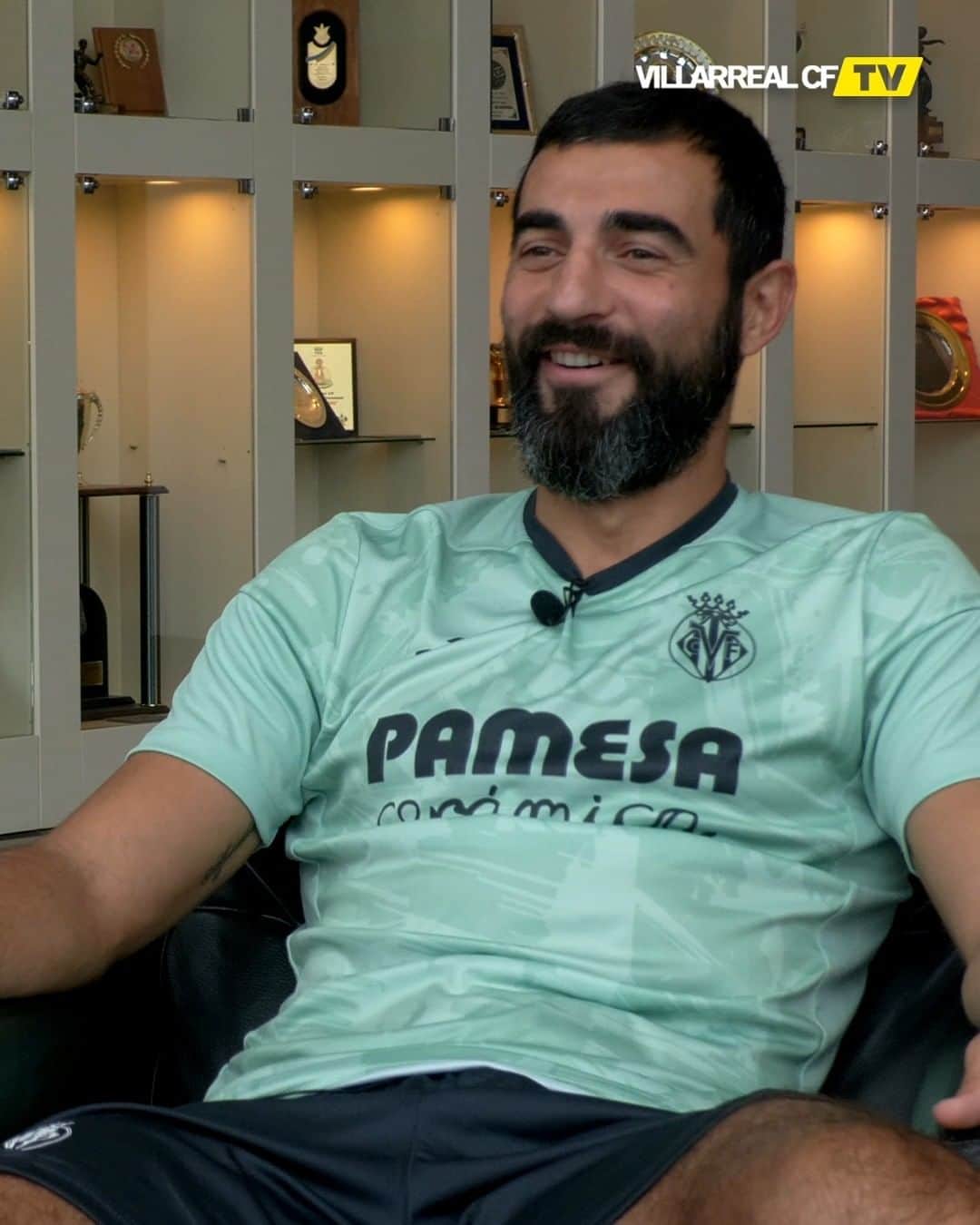 ビジャレアルCFのインスタグラム：「¡Buenos días, groguets 🌞!  ¿Queréis saber cómo se entretienen los jugadores del Villarreal durante su stage en Turquía 🇹🇷?  Play, cartas y...  🐺 @raulalbiol33 🔝  Good morning Yellows 🌞!  Do you want to know how Villarreal players have fun in Turkey 🇹🇷?  PlayStation, cards and...  🐺 @raulalbiol33 🔝  #Villarreal」