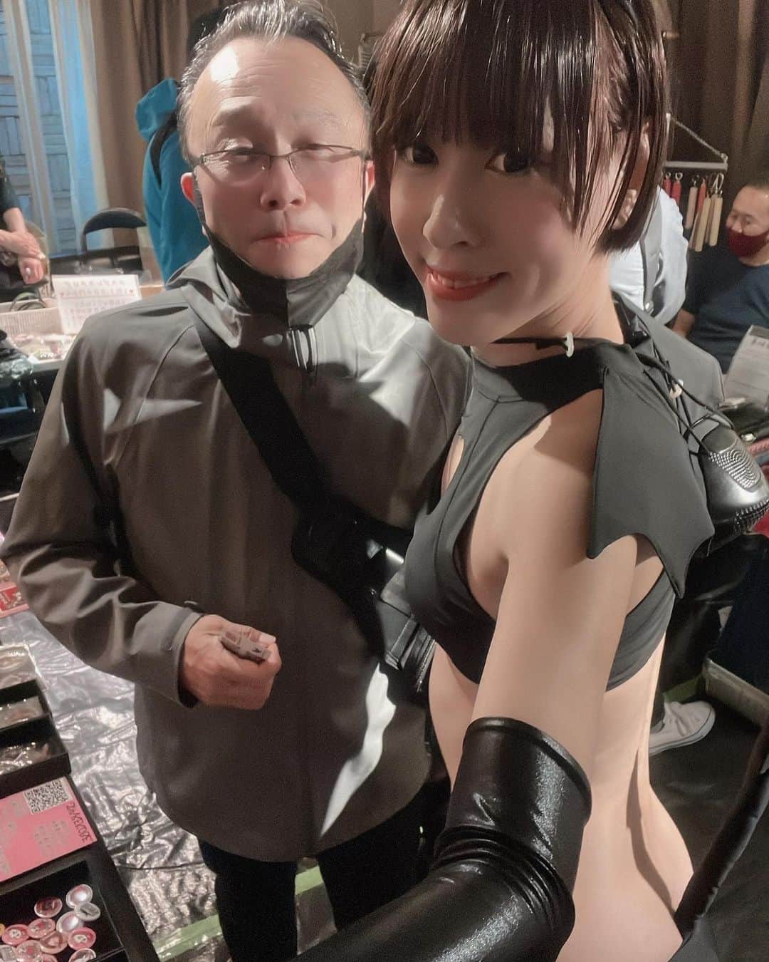 荒金さとみのインスタグラム：「先日、変態フリーマーケットへお越しいただいたZさん♡アダルトだけどアダルトじゃないアーティシズムを尊重してくださり、記念撮影。交流できてとても嬉しかったです♡ #変態フリーマーケット」