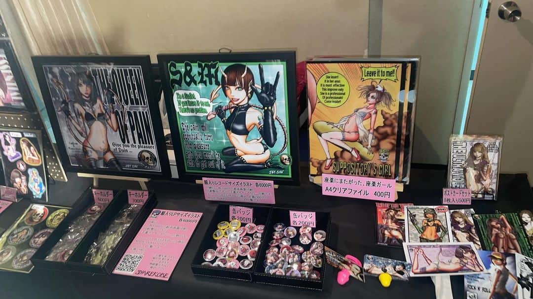 荒金さとみのインスタグラム：「JET SIN(@sin.jet)さん出店の内容。真ん中の緑色の背景の絵がさとみんモデルだよ♡ とにかく抜群の品揃え！さとみんも缶バッジ買っちゃった♡」