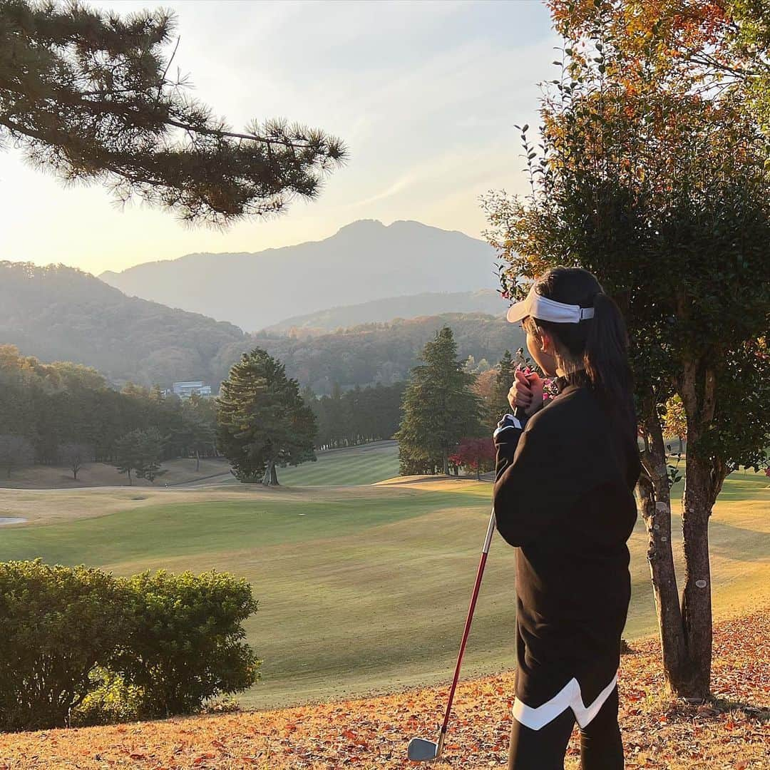 小川千尋さんのインスタグラム写真 - (小川千尋Instagram)「かなり早いゴルフ納め⛳️ 元会社の大好き同期8人で◎ ゴルフを始めたのも、続けられてるのも同期のおかげ！感謝 来年もみんなとたくさんいけたらいいなぁ☺︎  #一足お先にゴルフ納め #他の同期はあと一回行くらしい #皆勤賞だったのに悲しい #ゴルフ#ゴルフ女子 #ゴルフウェア #ゴルフコーデ #ゴルフ好き#ゴルフ納め #golf」12月6日 18時08分 - oga_chi84