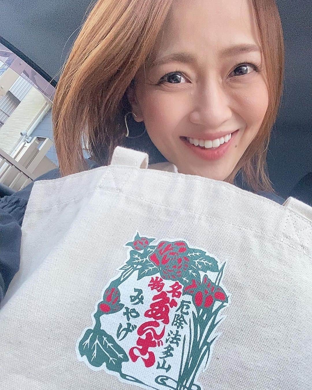 永見佳織のインスタグラム：「か…かわいい……♡♡  あ、私のことではもちろんなく。  この子です👜 【法多山厄除け団子バッグ🍡】  一目惚れしたその日から 販売を楽しみにしてました。 欲を言えば 是非、第二弾、第三弾の 厄除け団子グッズ製作してもらいたい🙏  法多山は紅葉もキレイで この時期限定の栗団子も美味しくて存分に秋を満喫できました🍁  みなさんはどんな秋でしたかー⁇  …気づいたら冬。 寒い日が増えてますので 体調お気をつけください🙇‍♀️  #法多山 #法多山尊永寺 #紅葉まつり #🍁 #厄除け団子 #栗団子 #休日」