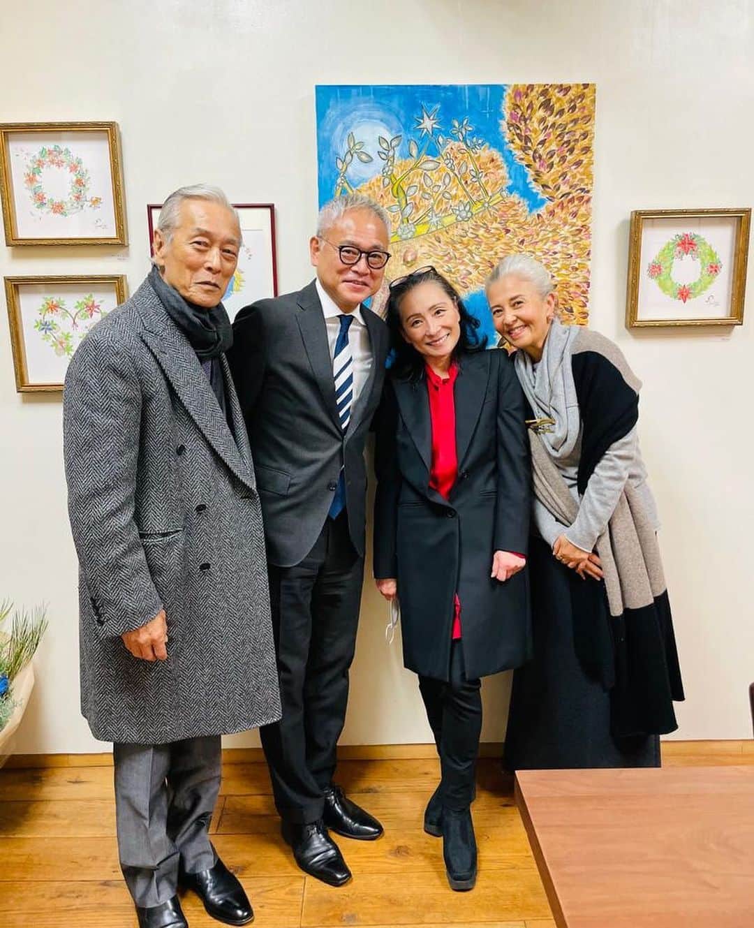 のインスタグラム：「🎄大変お世話になりました❣ 1.🎄ギャラリー・ラ・リューシュ🎄の牧浦泰子さん、ご主人 2.🎄次男の蔵さん ありがとうございました😊  🕊Peace & Kindness, may all your dreams come true🕊  #イラスト展 #ギャラリーラリューシュ #galerielaruche #岩城滉一 #ayukihouse_illustration」