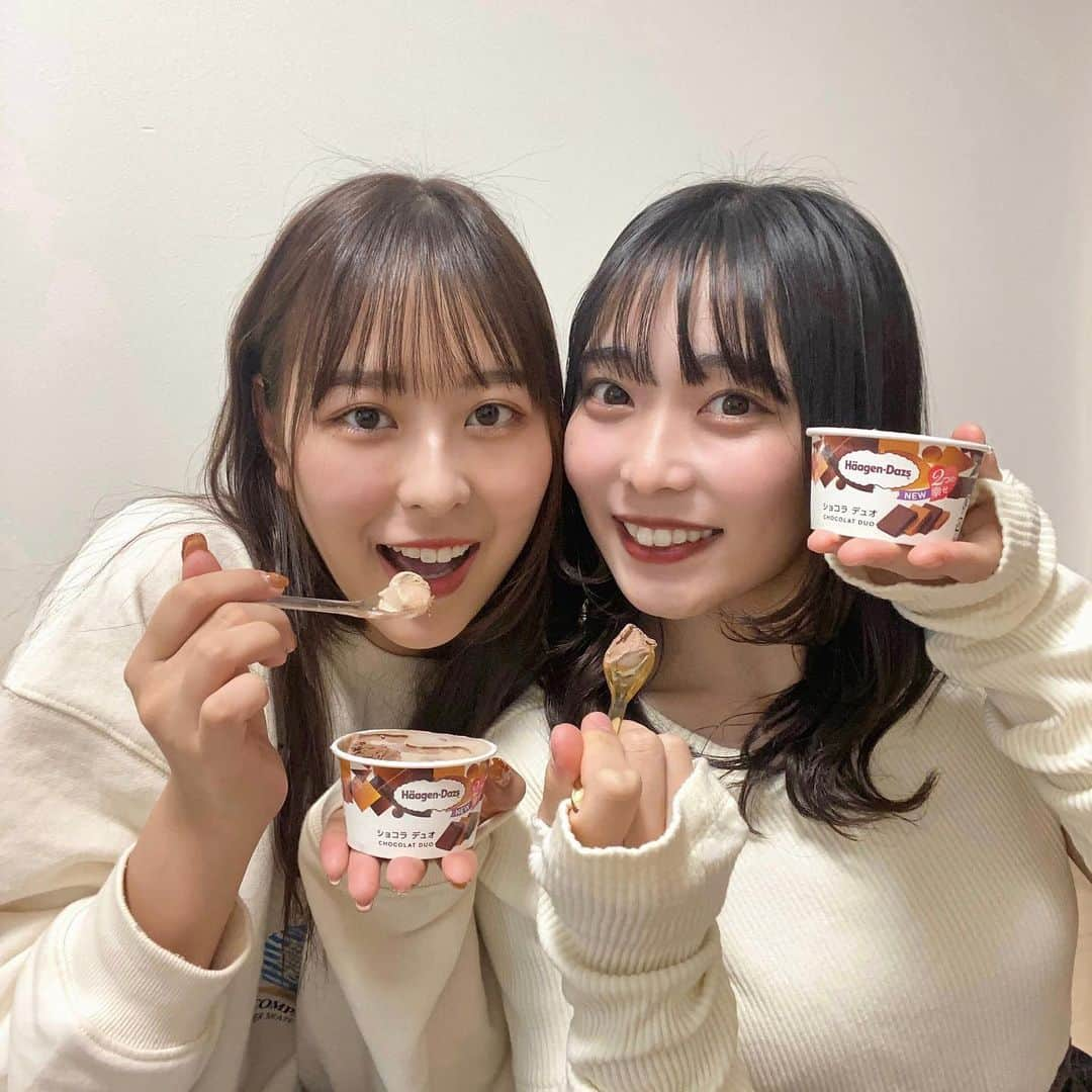 金山奈々絵のインスタグラム：「ほのちゃんとハーゲンダッツ食べながら恋バナした日❤️  ハーゲンダッツから新しく出た定番商品の「ショコラ デュオ」お味が贅沢すぎて幸せでした、、😭  ミルクショコラとカカオショコラの2つの本格的なチョコレートアイスクリームの味がほのちゃんと私くらい相性よくて美味しすぎです😂❤️  #ハーゲンダッツ #ショコラデュオ #ハーゲンダッツショコラデュオ #アイスクリーム #haagendazs #PR #ハーゲンダッツ新商品」