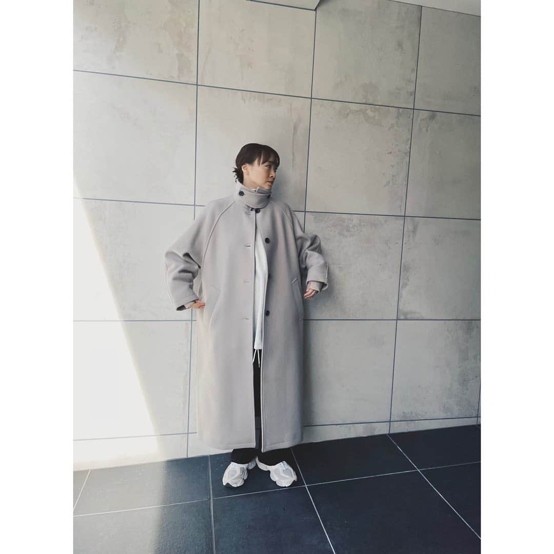野尻美穂のインスタグラム：「waiのコート、首あったかくて最高だよ、、🥹✨ 丈もそうだけど、ちゃんとあたたかく着れます！ 寄りの写真は袖にリブ付いてるの見せたくてこうなりました😇  #wai_ships」