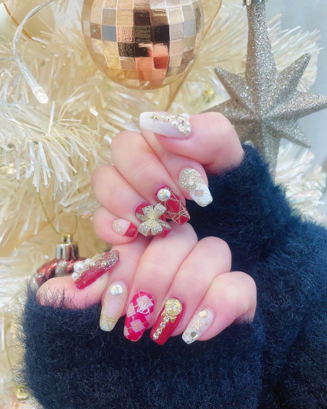まゆぴちゅーさんのインスタグラム写真 - (まゆぴちゅーInstagram)「𝓧𝓶𝓪𝓼 𝓷𝓪𝓲𝓵🎄❤️❤️  今年もクリスマスの時期がやってきたーーー！⭐️  ってことでこんなぎゃんかわな クリスマスネイルにしてきたよ🙈❤️  一本一本こだわりあるから ぜひ見てほしいーーー🥺💓💓  プレゼント風🎁な爪も、 ピンクゴールドとパールで作ったツリーの爪も、 キラっキラな親指も、 チェック柄も全てお気に入りすぎる😭💓💓  今回もネイルサロンは 東新宿の @unflair_shinjuku さん💅♡♡  そして担当はセンスもあって 技術もうまくて施術時間も速い、 天才ちはるさん❤️ @chiharinko0409   いつもありがとうございます🥰✩ . . . #クリスマスネイル #Xmasネイル #クリスマスネイルデザイン #クリスマスネイル2022 #赤ネイル #キラキラネイル #ツリーネイル #チェック柄ネイル #冬ネイル #冬ネイルデザイン #冬ネイル2022」12月6日 18時57分 - mayu_03pichu