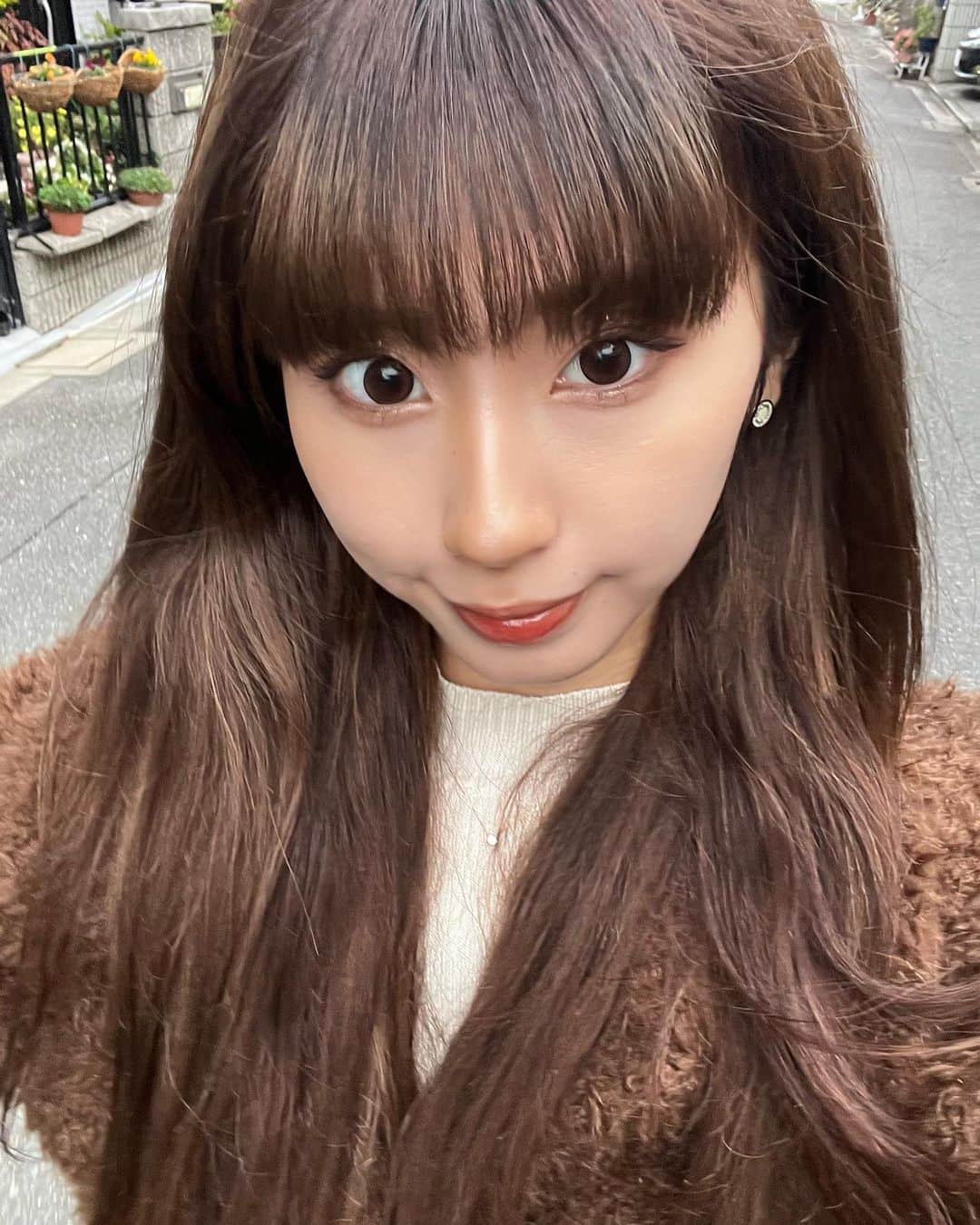 三浦寿莉のインスタグラム：「このカラコン、フチありやのにめっちゃナチュラルで、元の目に馴染むよ~~(♡ᴗ͈ˬᴗ͈)  自然にデカ目にしてくれてちゅるちゃるうるうるだからお気に入り🤎🤎   #カラコン  #ラルム  #アーモンドミルクフチ  #クイーンアイズ  @queeneyes_official」