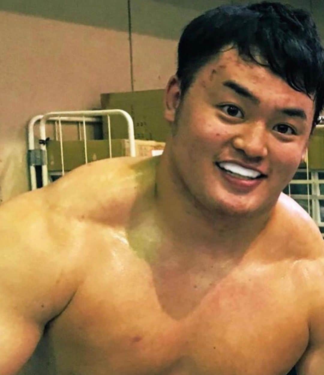 加藤拓歩のインスタグラム：「加藤髪の毛世界一周、無事一周して黒に戻ってきました。 派手な色は飽きました。でも楽しかった！ 2019→2022のおよそ3年間。 どれがよかったでしょうか？！  我が髪の毛、お疲れさまでした。🙇‍♂️  #bjw #髪の毛世界一周」