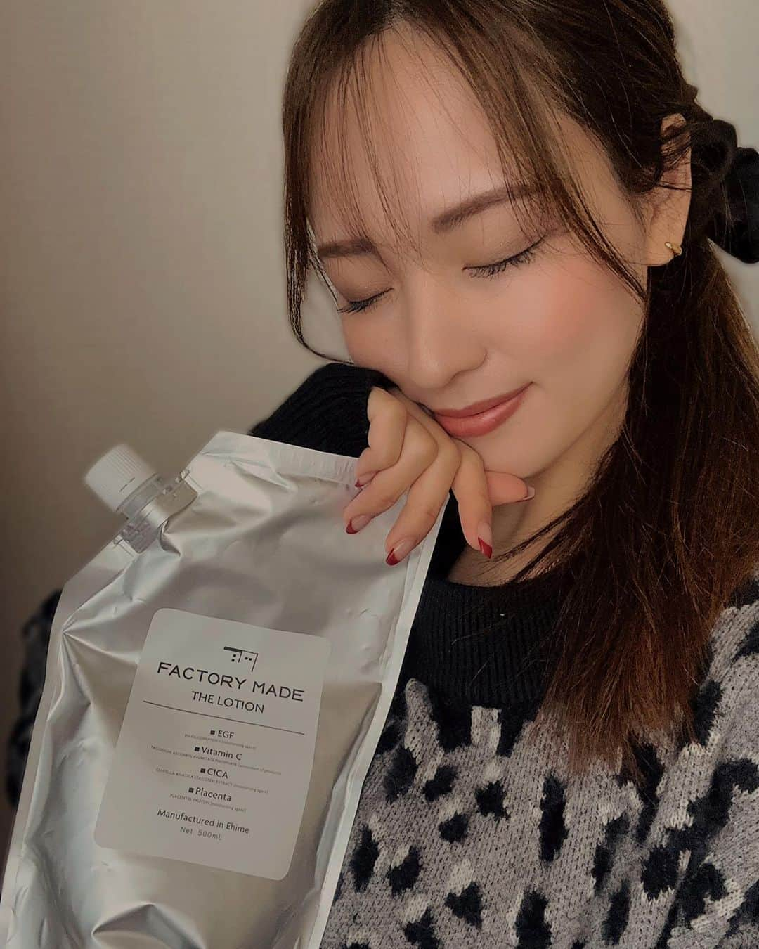 中尾みほさんのインスタグラム写真 - (中尾みほInstagram)「・ ・ FACTORY MADE THE LOTION @official_factory_made  パック使った事があって良かったので 新商品の化粧水も使ってみました！💗 ・ ・ とろ～りした使用感なのにベタつかず高保湿🥰 全身にも使えるからデコルテにも使っています😊 ・ ・ ・  #化粧水 #大容量 #高保湿 #美肌 #ツヤ肌 #プラセンタ #cica #ナイアシンアミド #楽天 #pr #中尾みほ#男の子ママ #美肌#乾燥肌 #乾燥の季節」12月6日 19時48分 - mihochan18