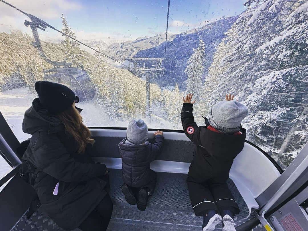 トビアス・ジッペルのインスタグラム：「Family time ❄️ 🎅 🎿  @sandra.martha.s」