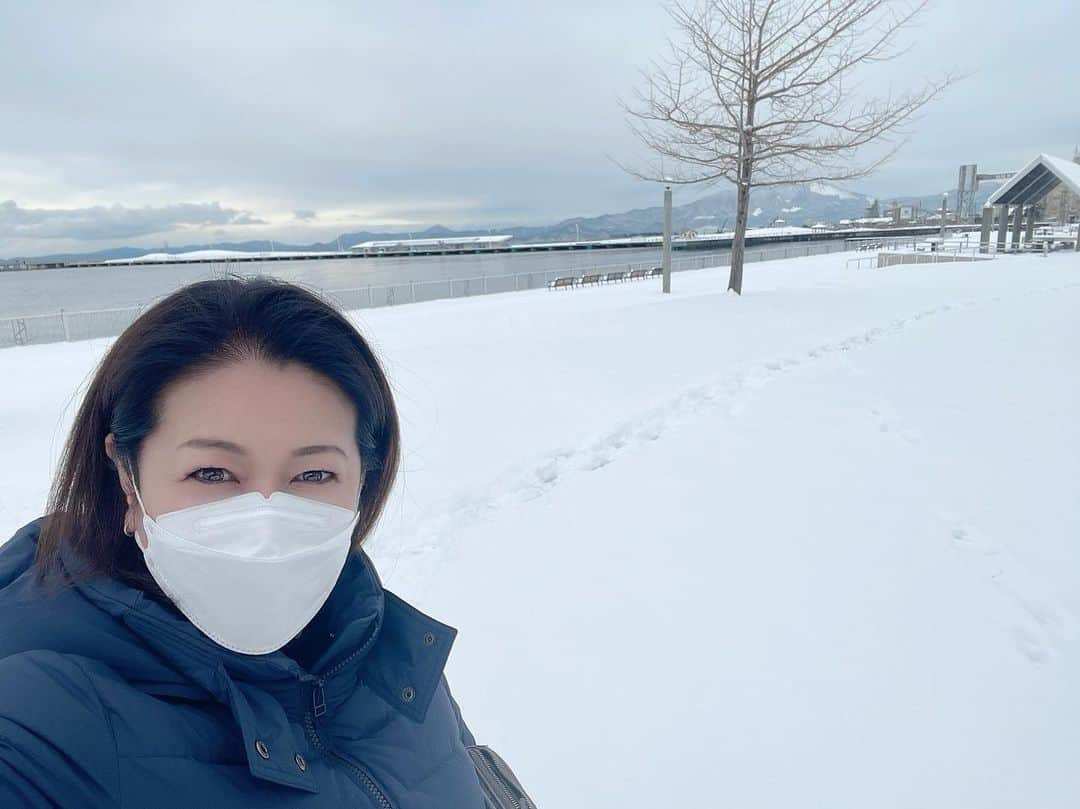 岡安弥生のインスタグラム：「雪景色のなかで海を眺めるって、久々。雄大な景色に心が洗われる〜✨それはそうと、危険な遊びって、なんだろう…結構ざっくり😆#青森市#寒い#海#青い海公園#危険な遊びはやめましょう#郵便ポスト#ご当地ポスト#雪景色#綺麗」