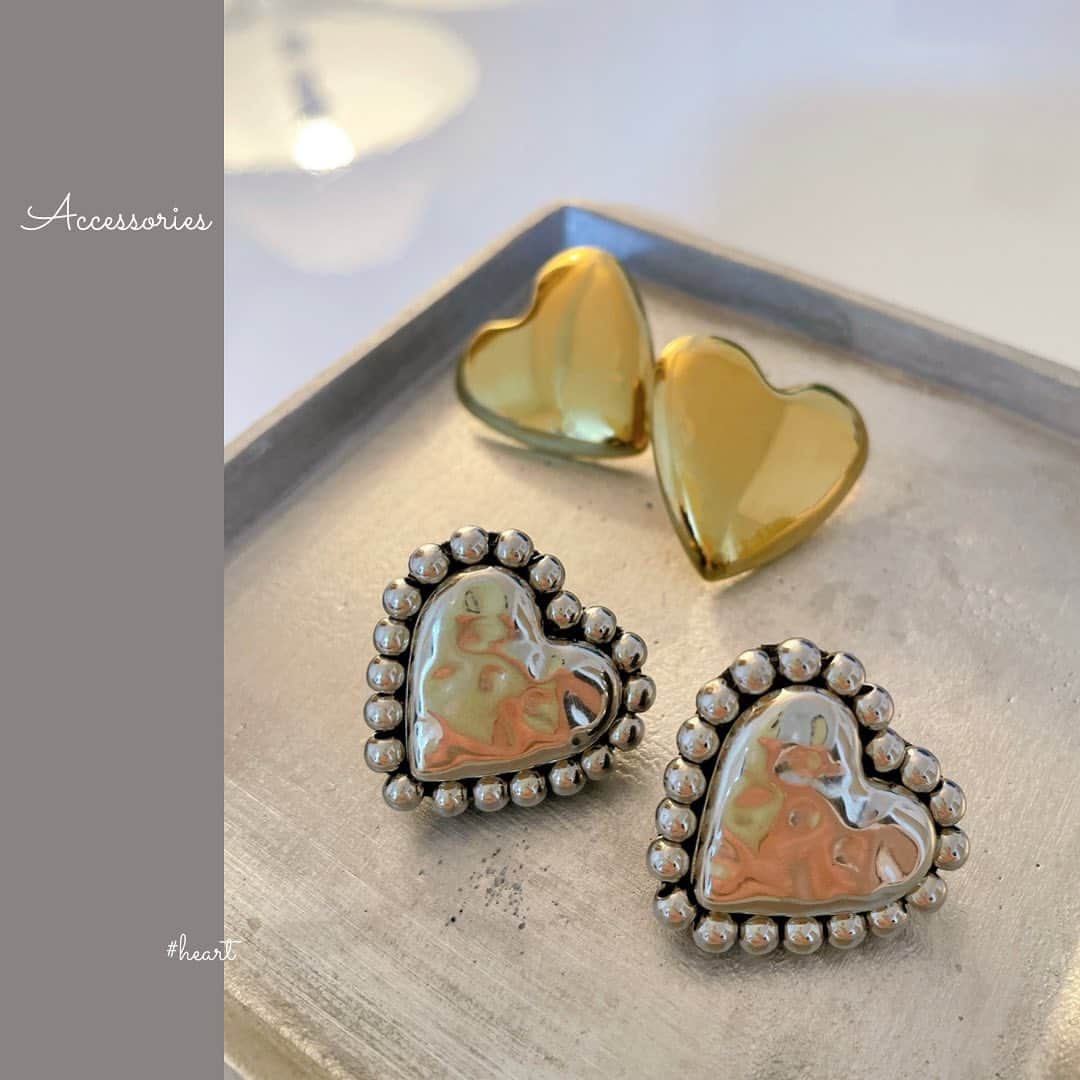 のインスタグラム：「.  とっても軽くてつけ心地の良い お気に入りのハートピアス🤍💛  silver @peris.handmade  gold @anche_official   #ピアス #ハートピアス」