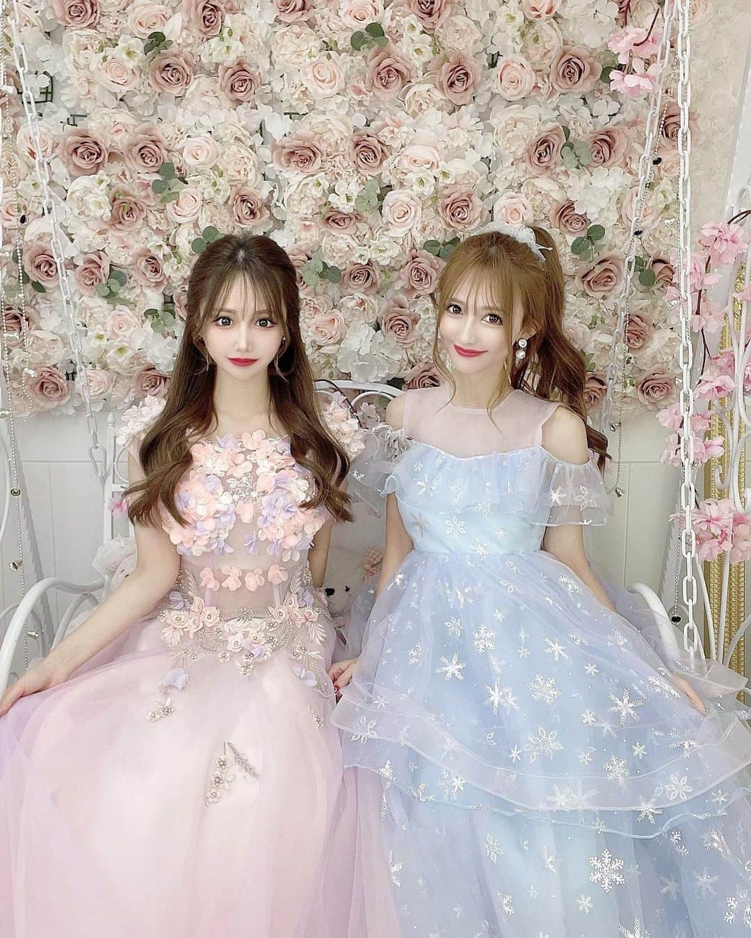 ひよこ先輩のインスタグラム：「お花まみれ🧸💐 りり吉と沢山会えて嬉しい🥰✨ スタジオ【 @flower_bear3 】 . #渋谷　#撮影　#スタジオ　#ドレス #花　#ヘアセット　#アップヘア」