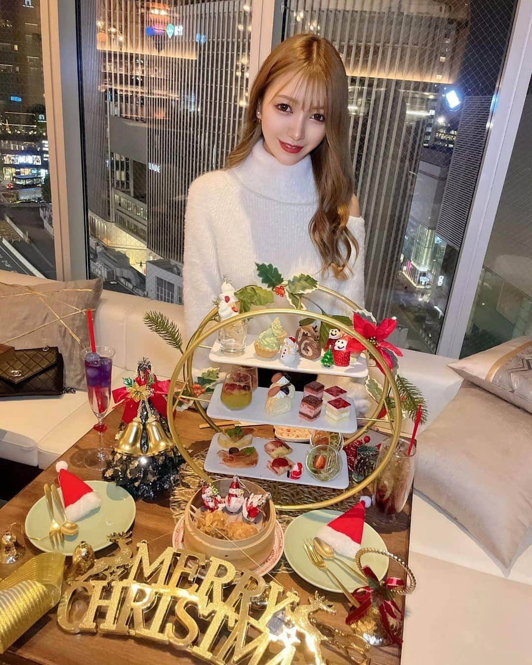 ちゃむのインスタグラム：「もう少しでクリスマス🎄 . . サンタさんに何お願いしようかな〜🎅 最近物欲なさすぎて欲しいものが思いつかない😂 最近の流行りとかも知らんしな〜 テレビ見てるとどんどん自分がついていけてなくなってるのに実感する🥲 中学の頃はめちゃくちゃミーハーだったのに… . 時間の流れって怖いね😂 . . .  #アフタヌーンティー　  #カフェ　#あふたぬーんてぃー #🫖 #おそろコーデ　#オソロコーデ #春コーデ #可愛い #お洒落　#映え写真 #表参道 #表参道カフェ　#カフェ巡り　#銀座カフェ #銀座グルメ」