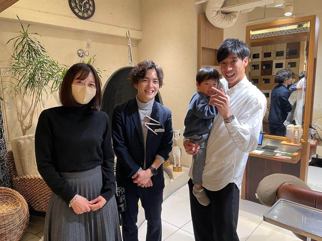 のインスタグラム：「・ こゆうきパパの美容室デビュー✂️✂️  #👶頑張りました #ヘアリゾートエーアイ #Ai #井澤くんありがとう」