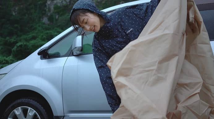 茉莉のインスタグラム：「☔️🥾⛺️ (スワイプしてね🤣) . . まさかの暴風、暴雨の 『嵐キャンプ』…💦 今までで一番過酷でした😱 . . (1枚目) 雨が強くなり始め、 急いで必死に設営してる私😂 ⬇️ (2枚目) なんとか完成させました◎ . . (3枚目) 設営前… 最初は雨降ってなかったんだけどなぁ？ おかしいな〜？？？ (雨女なのは秘密で…🤫笑) . . . #キャンプ#雨キャン#雨キャンプ#雨の日#レインコート#雨具#ソロキャンプ女子#ソロキャン#デリカ#delicad5#デリカ女子#デリカd5がある生活 #雨女#タープ#車中泊#車中泊キャンプ#車旅#犬連れキャンパー#犬連れキャンプ#バンライフ#vanlife」