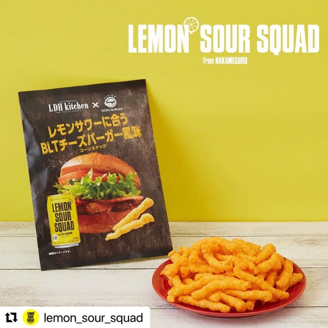 LDH kitchenさんのインスタグラム写真 - (LDH kitchenInstagram)「@lemon_sour_squad . ＼本日12/6(火)より全国のローソン店舗にて発売!!／  フリトレー レモンサワーに合うBLTチーズバーガー風味 コーンスナック🍔🍋  LDH が運営するレストラン LDH kitchen THE TOKYO HANEDA での大人気メニュー【GOKU BURGER BLT チーズバーガー】の味わいをコーンスナックで再現しました🌟  【LEMON SOUR SQUAD】に合う香ばしく炙ったベーコンの風味とチーズの旨味が効いた絶妙な味わいです🥓🧀  --------------------------------------  ■ LDH kitchen THE TOKYO HANEDA■ 東京都大田区羽田空港3-3-2  第1旅客ターミナル 5F THE HANEDA HOUSE  ☎️03-5579-7461  《営業時間》 平日(月～木)：11:00-19:00(LO 18:30) 金・土・日・祝：11:00-21:00(LO 20:30) 定休日：年中無休 www.ldhkitchen-thetokyohaneda.jp  --------------------------------------  #LEMONSOURSQUAD #レモンサワースクワッド #WEARETHESQUAD #お菓子 #フリトレー #スナック菓子  #レモンサワー #ハンバーガー #BLTチーズバーガー #コーンスナック #ローソン #LDH  #EXILE公式レモンサワー #レスク #プレミアムレモンサワー #liveandrestaurant #羽田空港 #羽田空港グルメ #羽田空港第1ターミナル #羽田グルメ  #ldhkitchen #amazingcoffee #hanedahouse #cafe #live #resturant  #ラウンジ #空港 #コロナ対策実施店」12月6日 20時34分 - ldhkitchen_official