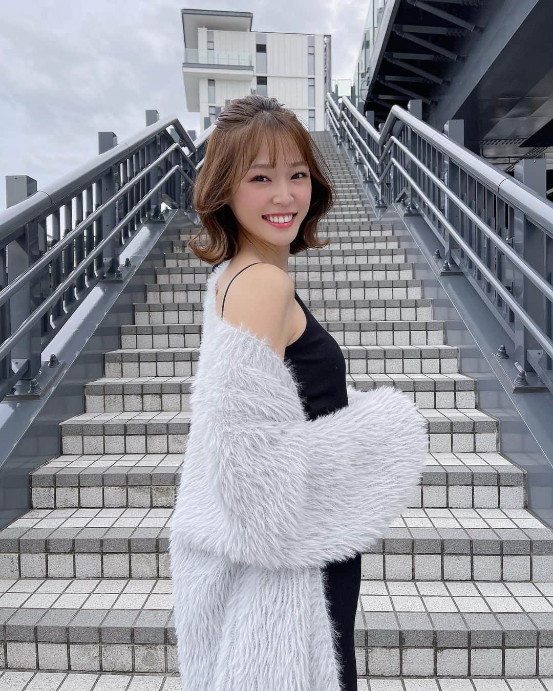 橘香恋のインスタグラム：「おはようございます🥰 ⁡ 前回の投稿に いいねとコメントありがとうございます✨ ⁡ 青のコート買いました💙  青色大好き😻惹かれちゃった〜😚🤍  何色が好きですか☺️❔ ⁡ ⁡ #橘香恋 #カーディガン #キャミソール」