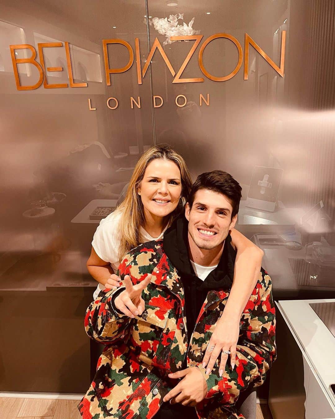 グスタヴォ・ルーカス・ドミンゲス・ピアソンのインスタグラム：「At the boss office @belpiazon 💎♥️」