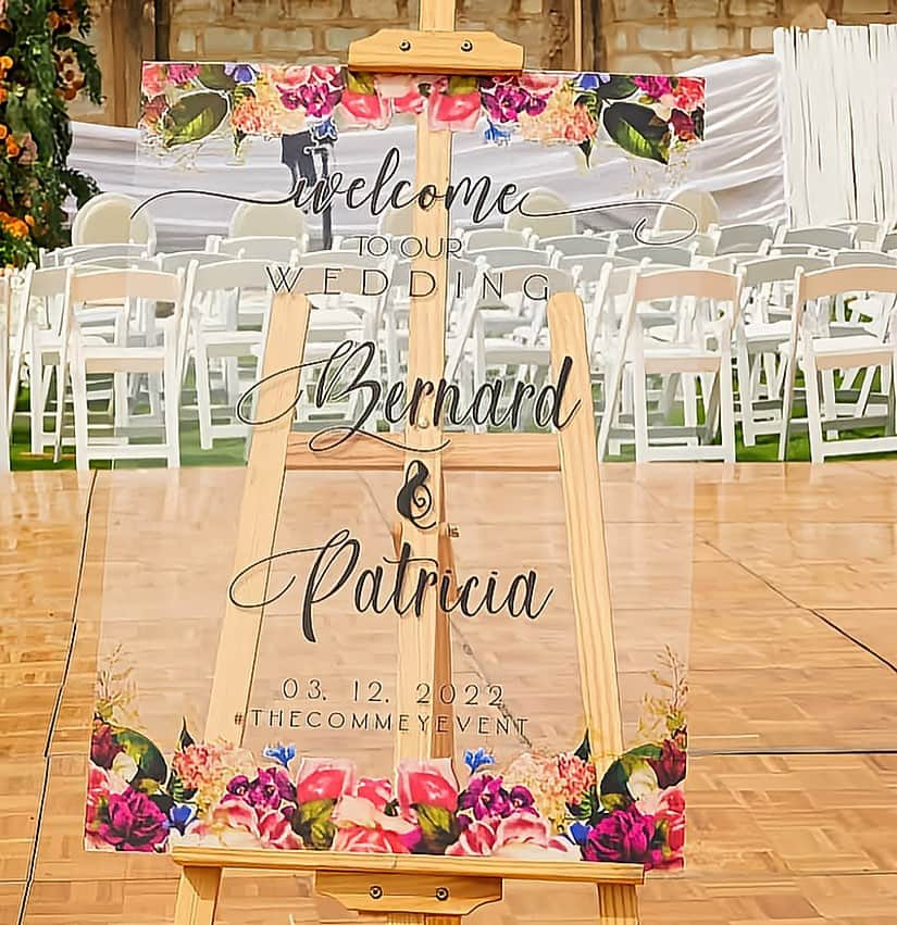 Ŝ Ŋ Ą Ƥ☻Ƥ Ą Ŋ Ĕ Ĺ?Ğ Ƕ SMMのインスタグラム：「. Using acrylic for wedding signs has been a hot wedding trend in recent years due to the cool modern and glam look it brings. We love to adorn it with beautifully written calligraphy and flowers, and foliage accents. Whether your wedding is modern, traditional, or rustic, there's a place for this versatile wedding decor among it. Let's customize yours to impress your guest on your wedding day..  . . #thecommeyevent  Style & planning by @lushspecialevents . . . .  #ghanaeventsindustry #ghana#accra #weloveghanaweddings #welovenigerianweddings #ghanawedding #ghanaweddings #welcomesign #acrylicsigns #weddingsigns #weddingstyle #weddingdecor #ghanabride #ghanagroom #accraweddings #ghanatiktok #ghananians #weddinginspiration #etsy #ghanadesigners」