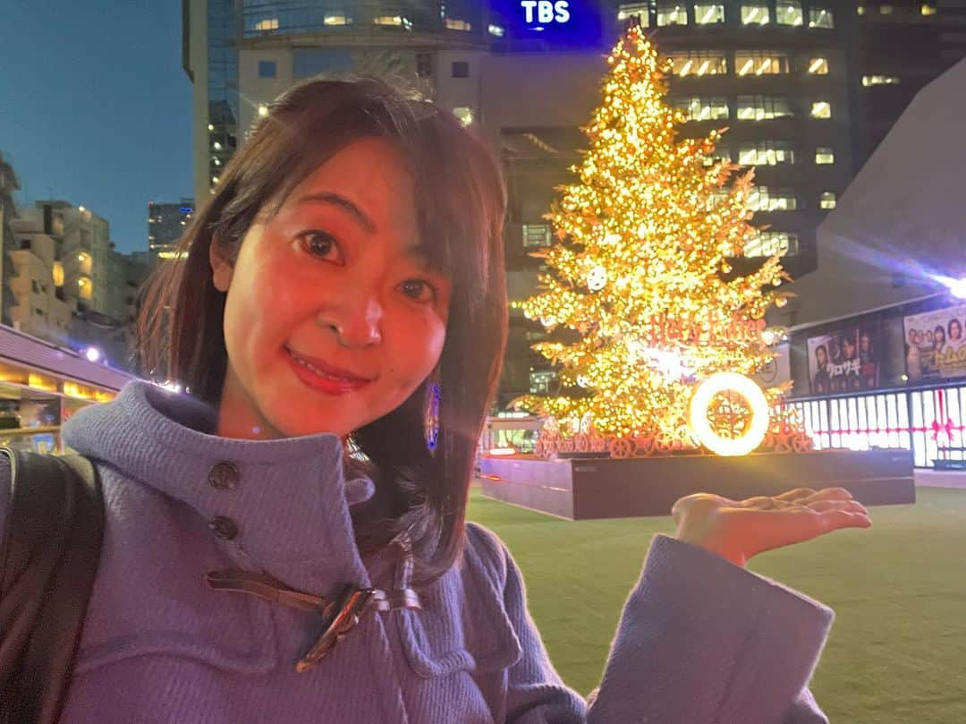 多胡安那のインスタグラム：「早朝勤務の時はまだ外は真っ暗。 赤坂サカスのクリスマスツリーも煌々と光り輝いています。 そんなきょうはクリスマスツリーの日🎄  #気象予報士#tbs #tbsnews #赤坂サカス #クリスマスツリー #クリスマスシーズン #イルミネーション#手乗りツリー#夜景観光士#クリスマスツリーの日」