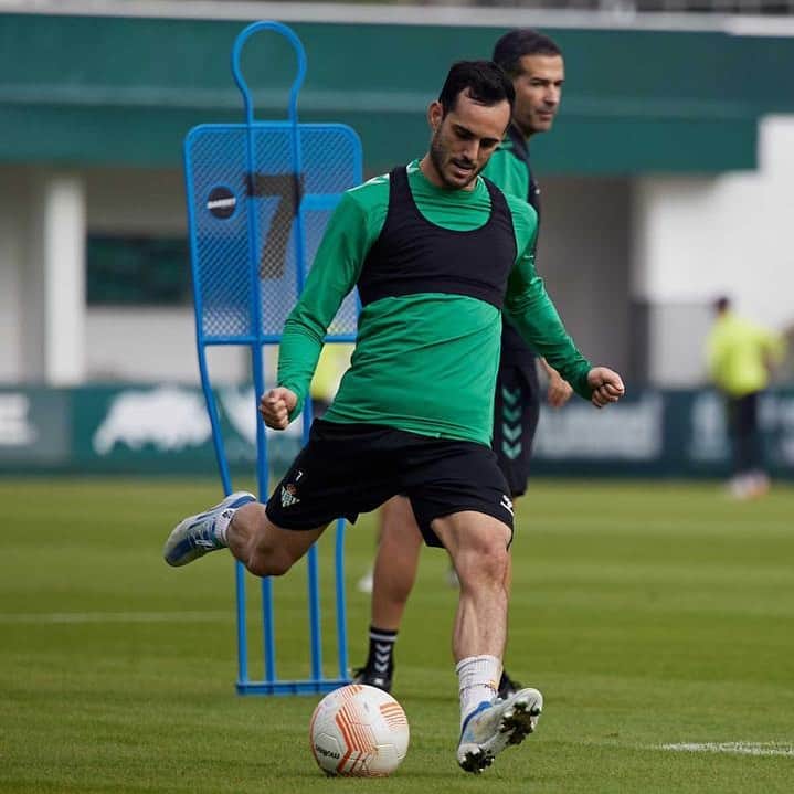 フアン・ミゲル・ヒメネス・ロペスのインスタグラム：「Muy feliz de volver a estar con el equipo 💚💪🏼⚽️」
