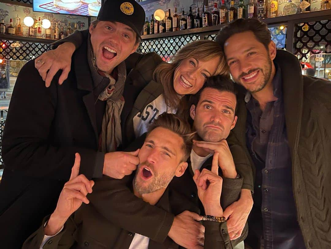 マイケル・レイディのインスタグラム：「Had to do another post, couldn’t help myself. Such a great night. Such a spectacular group of humans.  WARNING!!! These people @benjaminayres @awalkk35 @polahaha @nikdeloach are even more wonderful than you are hoping.  . . . #friends #friendship #friendshipgoals #magic #love #fun  #funtimes #actor #actress #hallmark #hallmarkchristmasmovies #hallmarkchannel #hallmarkmoviesandmysteries #funtimes #dinner」