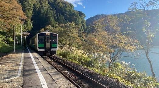 寺田有希のインスタグラム：「少し前。 大好きなQuizKnockさんの動画を見た。 JR東日本150周年の超お得なパスがあることを知った。 そして思い立ち、一人旅に行くと決めたんです。  色んなものを見たい。 色んな人と触れ合いたい。 その先で、自分自身を感じたい。  そんなことを思っての「一人旅」  JR東日本ならどこでも3日間乗り放題！ 新幹線も指定席に、4回まで乗れちゃう！ そんな超お得なパス。  行ったことがないし、一番遠い青森に行こうか？ 秋田も行ったことないなあ。 山形もなかなか行かないからいいかもしれない。  せっかくならと、 遠いところから順番に候補にしてました。  そんな中、STAGEでつぶやいたことによって 知ることができた路線があった。  只見線。  一気に心惹かれた私は、 只見線に乗ることを旅の目的とすることにしました！  調べてみて下さい、只見線。 素晴らしい歴史と背景を持っているから。  行くのも大変。 乗るのも大変。 正直、大変ばかりな電車だった。 でも、だからこそ。 素晴らしさも詰まりまくってました。  出逢えてよかったなあ。 行ってよかった。  #只見線 #只見線沿線風景 #一人旅女子 #一人旅 #ひとり旅 #ひとり旅女子 #フリーランス #フリーランス女子 #寺田有希 #teradayuki」