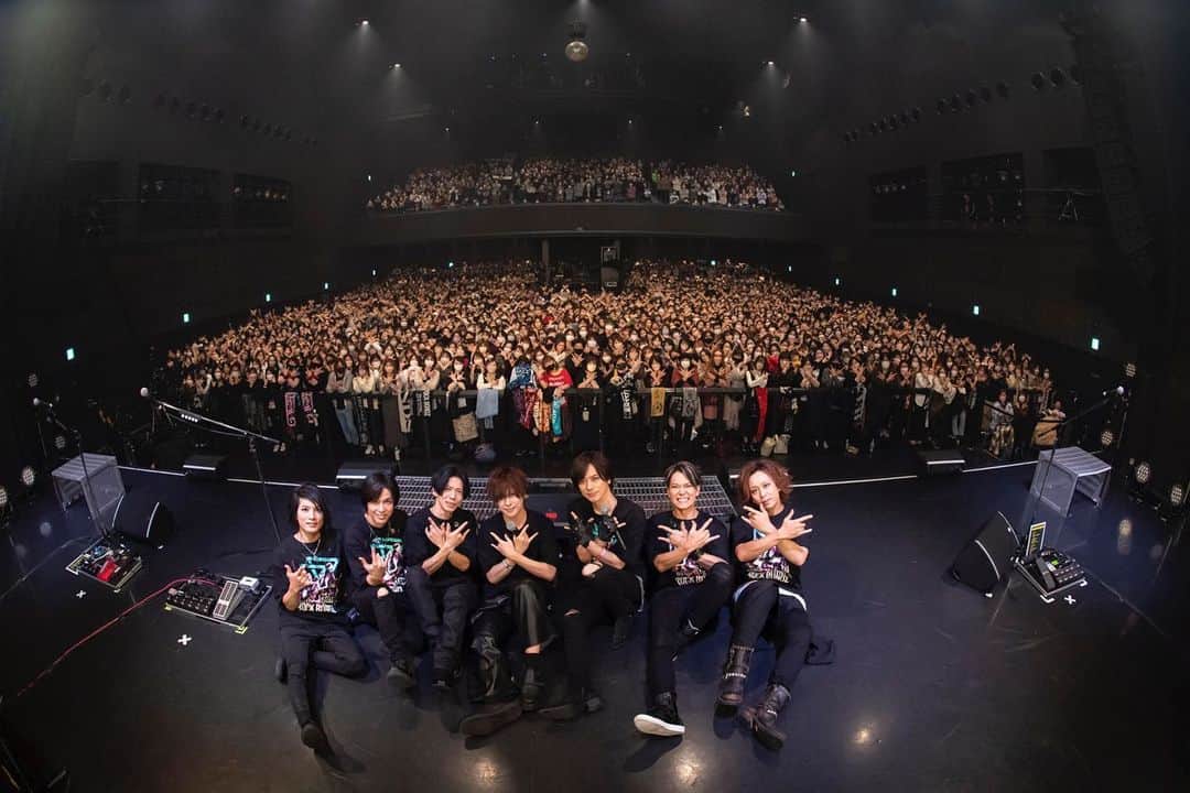 上原大史のインスタグラム：「ありがとうございましたー！！！✨ BMKでした！✨  また大阪で会いましょう🐙🐙🐙  #俺くつした見えてる #ウィッシュて言ってる表情 #BREAKERZ #WANDS #ROCK BONDZ」