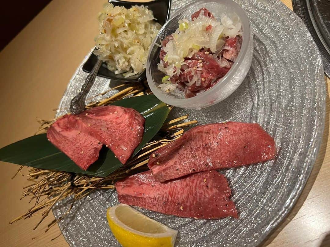 戸田めぐみのインスタグラム：「「今日おじいちゃんの誕生日なんですよ」 「えっ、じゃあ祝わなきゃじゃん！🥺」  と言う流れで焼肉に行きました。 おじいちゃんはいません。笑  #焼肉 #タン塩」