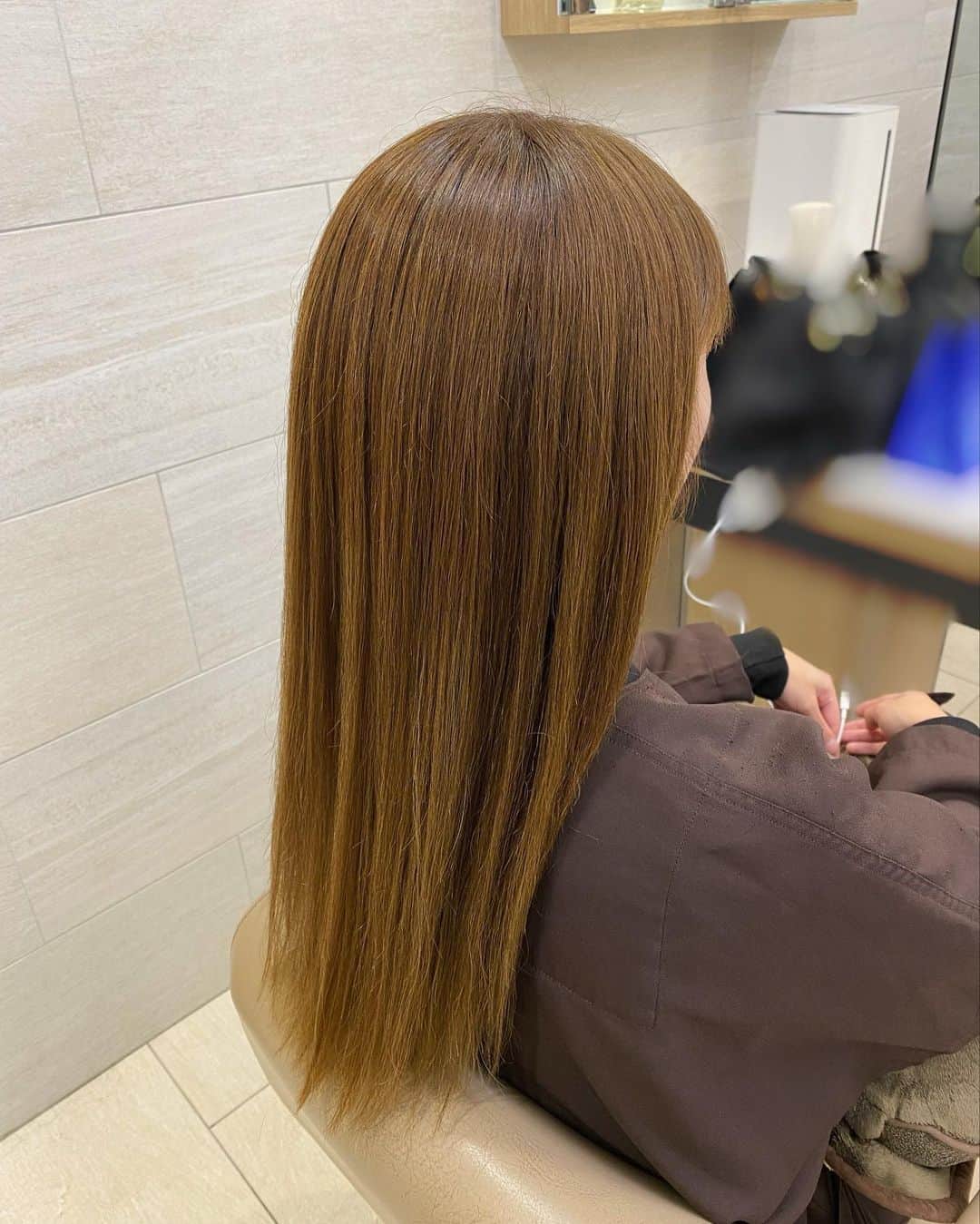 ARIKAさんのインスタグラム写真 - (ARIKAInstagram)「今年最後のヘアカラー💇🏻‍♀️❄𓂃𓈒𓏸︎︎︎︎ -  新しいカラーが入ったから それ試してみたら過去一良かった🥰  カラーなのにトリートメントしたくらい サラサラになるし色も綺麗✨  6年担当してもらってる内藤さん ⭐𓂃𓈒 @peekaboo_hiroto_naito   試したかったら是非行ってみて❣️ ちなみに男性も女性もどちらも得意で カットが上手だよ＼(^ω^)／✨  今年も私のヘアメンテナンス ありがとうございました🤍  - #ヘアカラー #冬カラー #表参道 #ピーカーブー #イルミネーション #おすすめ美容 #美容記録 #エステティシャン #美容マニア #美容すきな人と繋がりたい #港区 #東京 #痩身サロン #美肌サロン #肌質改善 #のセルライト除去 #口コミ高評価」12月6日 22時36分 - arika.este
