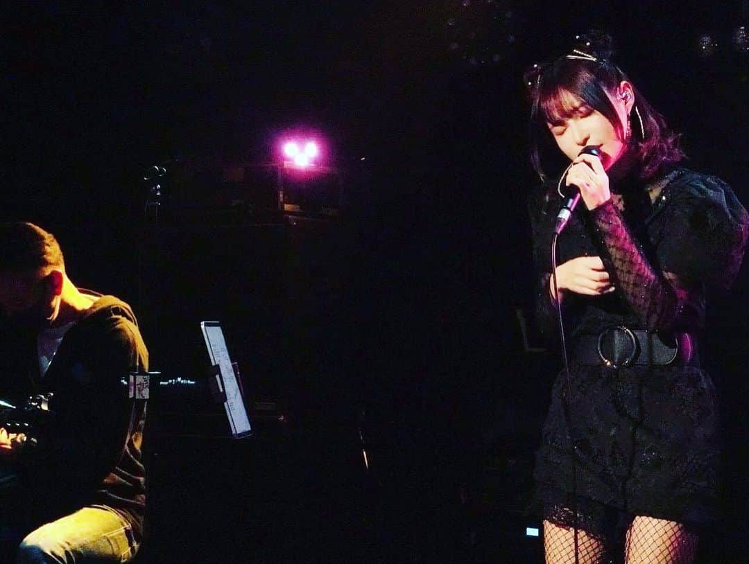 天使もえさんのインスタグラム写真 - (天使もえInstagram)「初めて対バンライブで🎸弾きましたが、いつも以上に震えた💦 でも、もえっこのお陰で頑張れました🥹  やっぱライブ楽しいっすねぇ！！！  #AMATSUKA ＃天使もえ #ライブ #コール #live #アコギ #taylor」12月6日 22時36分 - l.s.bstar