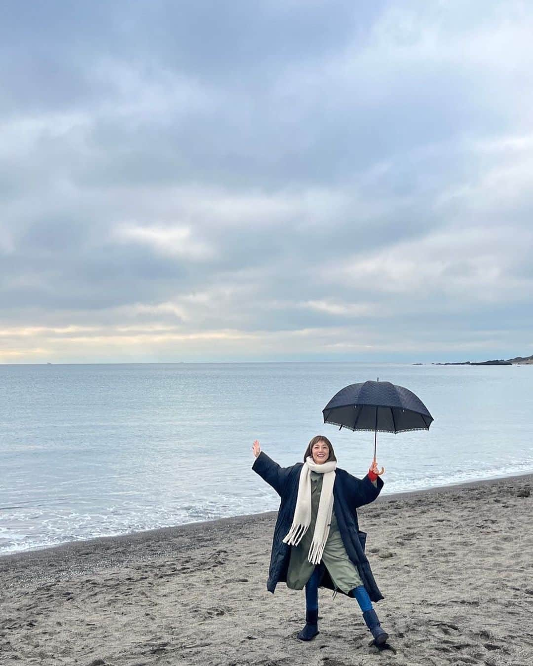 高岡早紀 さんのインスタグラム写真 - (高岡早紀 Instagram)「海を見たのはどれくらいぶりかなぁ。 地元近くの浜辺ではしゃぐワタシ。。  #我らがパラダイス　#冬の海」12月6日 22時37分 - saki_takaoka