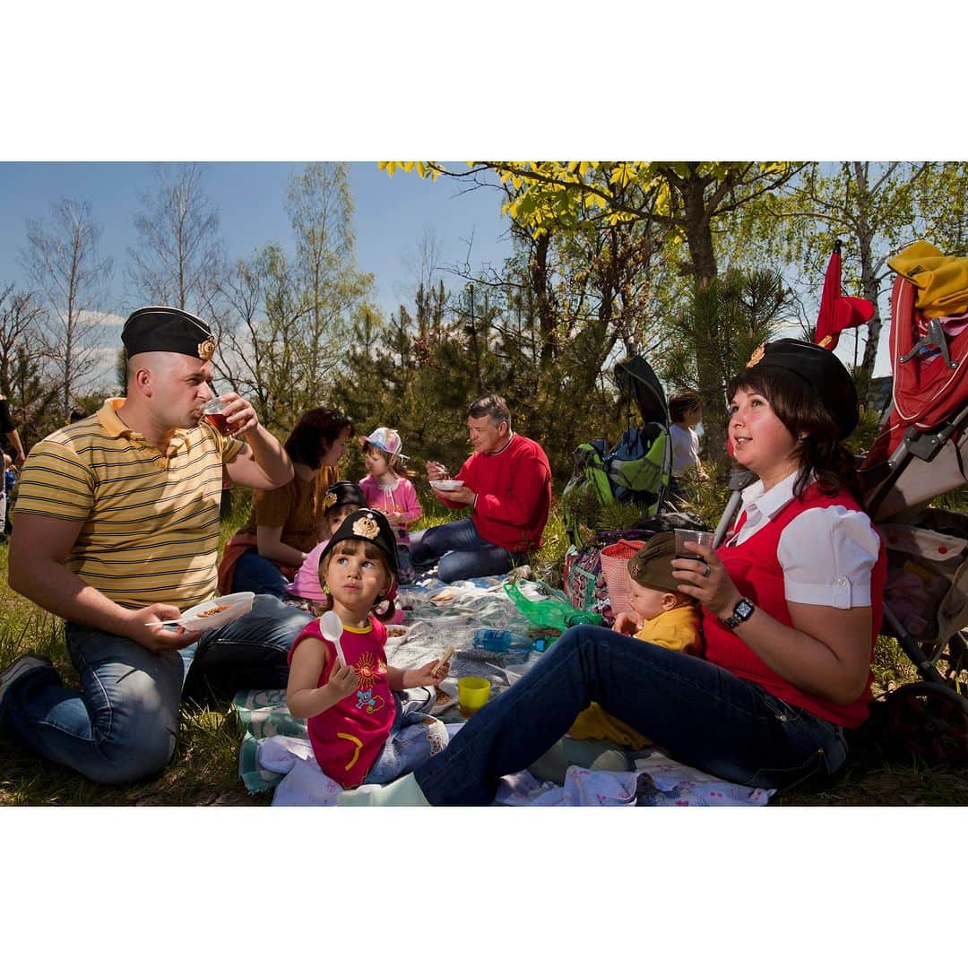 のインスタグラム：「In what feels like a bygone era, Russian and Ukrainian families jointly gathered near Sevastopol in 2010 to commemorate the May 7th, 1944 liberation of the city from two years of German occupation.  This outtake from a 2012 NatGeo story on Crimea made it into the stunning Czech magazine FOTO’s most recently published issue, FOTO 44. The 14-page story about my work in the former Soviet Union is titled Kronika Východu (Chronicles of the East).  Check out a preview of the issue @casopis_foto   #Crimea #FOTO44 #Sevastopol #Ukraine #Russia」