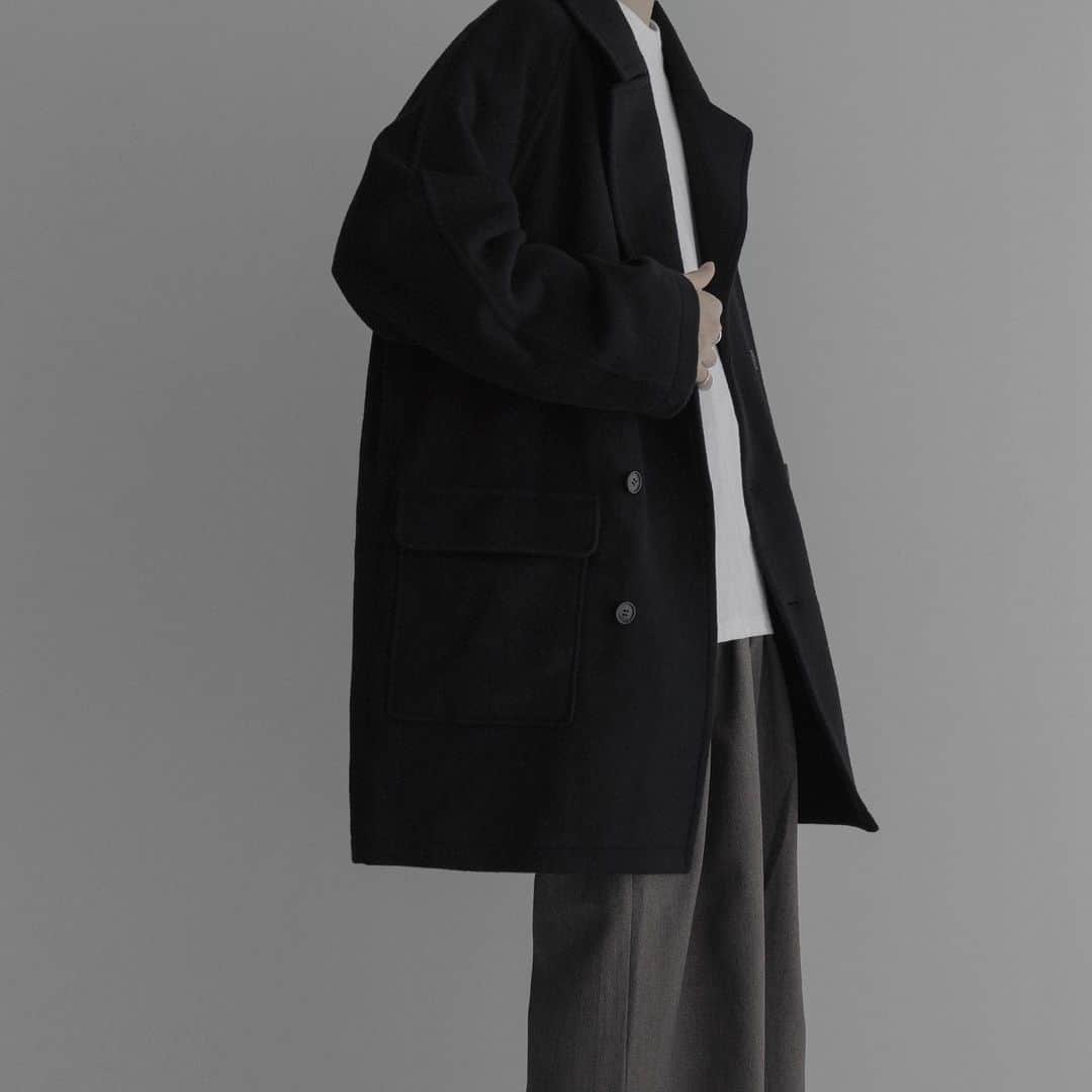 JUN / Yohukasiのインスタグラム：「🧣  2022最後はFABRIC JAPANの 高級素材を使ってコートを作ってみました  今季は全体的に天然素材多めでしたね  来シーズンの企画も落ち着いたので 少〜し休養を取りたい」