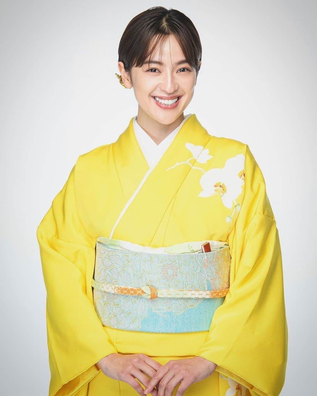 中村アンのインスタグラム：「新年のご挨拶感満載ですが こちらは、雑誌、『 家庭画報 』にて。 来年、年女ということで🐇  実は今年、着付けも習ったので、 来年は着物にもご縁があるといいなぁと、、、 妄想しております❣️  @kateigaho」