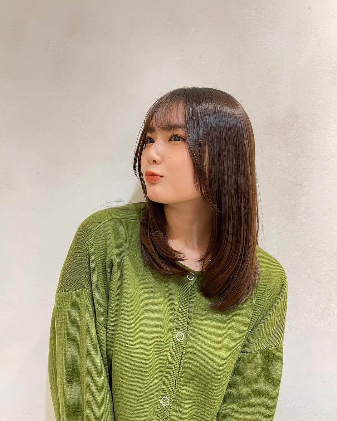 箭内夢菜のインスタグラム：「💚  溝口さんに サラサラにして頂きました〜*ﾟ 前髪もくせが少しでてきたので、ストレートしてもらいました☺️  私の真似をして来てくれる子がたくさんいるよと、溝口さんから聞いております🥹 すごく嬉しいです…♡  溝口さんがZACCにいるのは12/30までみたいなので ぜひ今のうちに！！🥺   #ZACC」