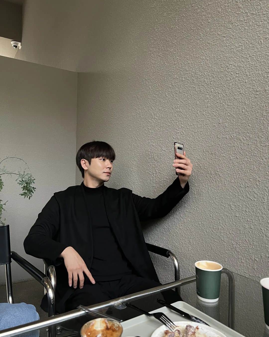 アン・ウヨンのインスタグラム：「#낭만도시 #꼭두의계절」