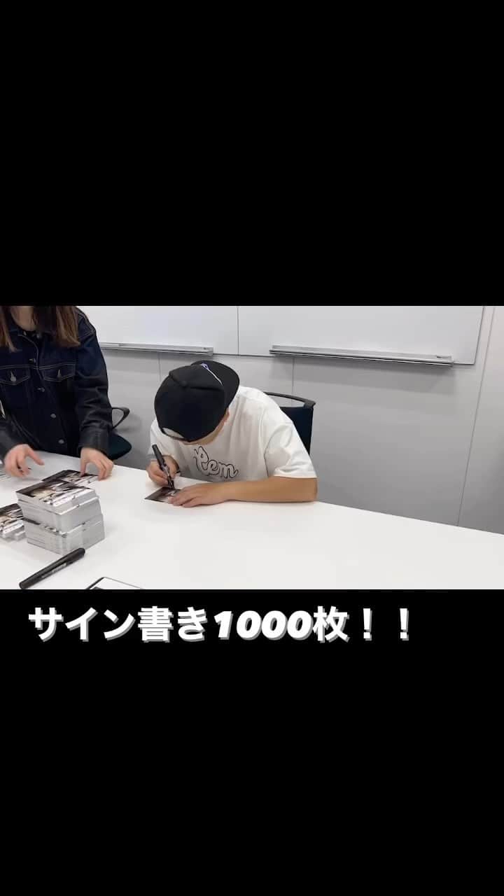 大野雄大のインスタグラム：「サイン書きも初めての枚数でしたが、 これがこのアルバムを手にして下さる方の気持ちをと考えると楽しく、あっという間に大事に書かせていただけることができました✨」
