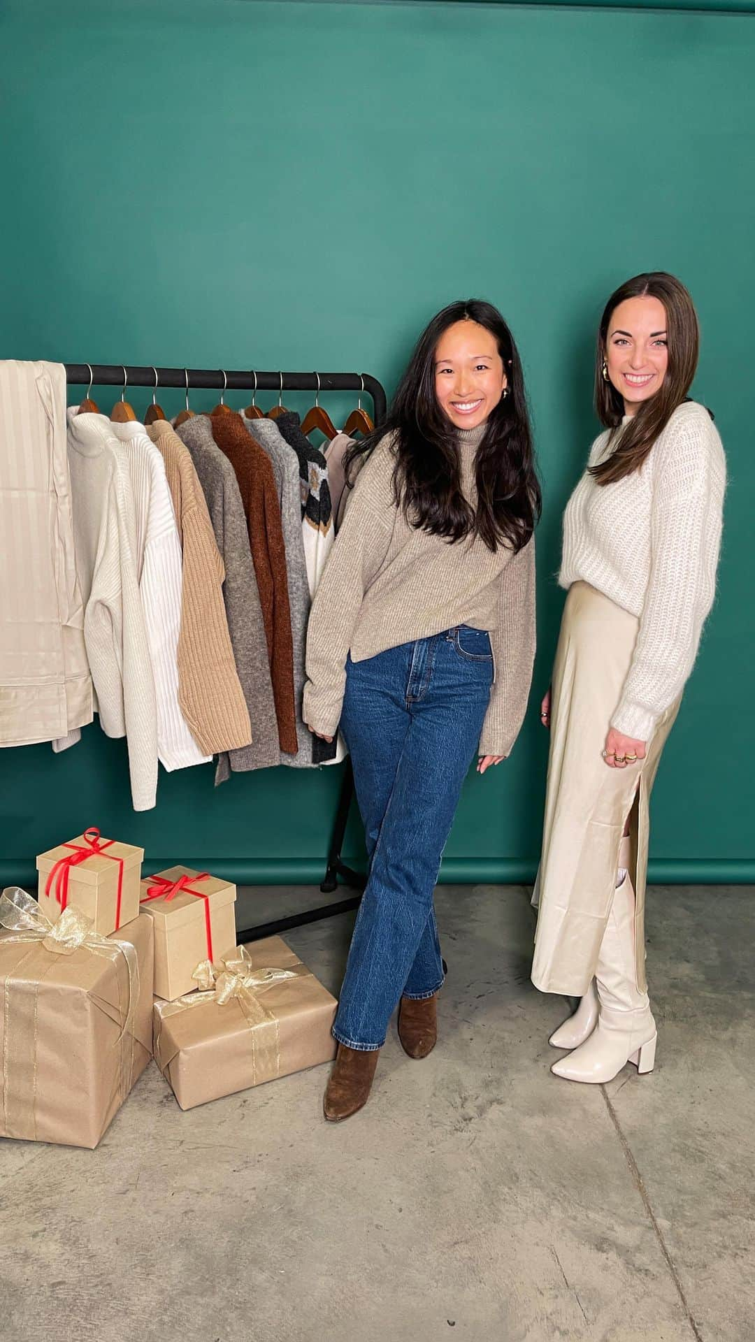 Abercrombie & Fitchのインスタグラム：「Self-gifting or self-care, same difference. Our girls, @allison_crosby and @emily_how went live to talk about all things gifting for her.」