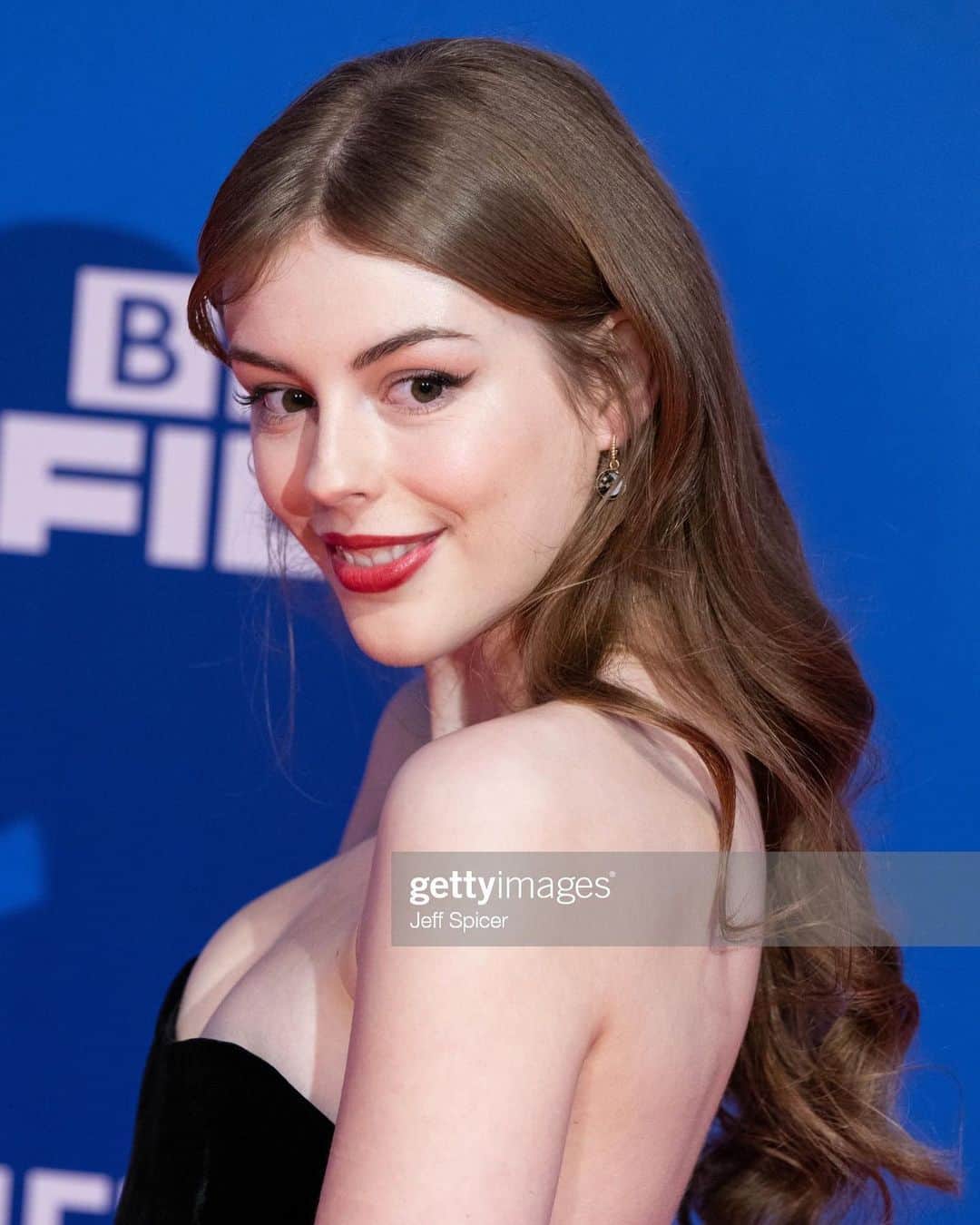 Amelia Gethingさんのインスタグラム写真 - (Amelia GethingInstagram)「Taken before I got so pissed that I could barely walk 🥂 • Thank you so much @bifa_film for letting me attend my first ever film awards ceremony, and to actually be nominated was so exciting! I feel very honoured (& hungover) and I’m very proud of ‘Emily’ for receiving 4 nominations!  • 💇🏼‍♀️💄 - @nadiaaltinbas @diorbeauty 👗💍 - @dior」12月7日 1時20分 - ameliagething
