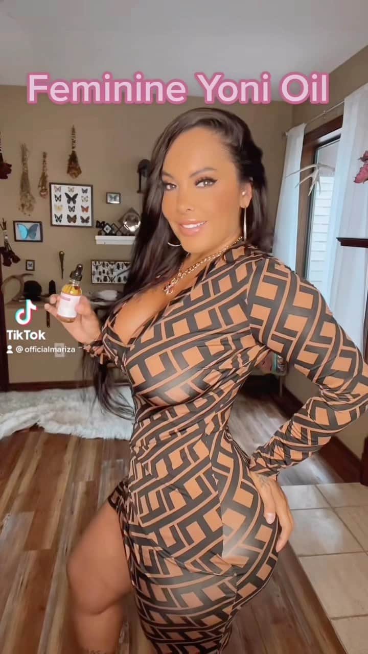 ニーナ・メルセデスのインスタグラム：「🌺 Get your Yoni Oil at ApothecarybyMariza.com🌺 Use my code  FREESHIPPING   Did you know? Our Exclusive Yoni Oil 💦recipe is made with a beautiful blend of organic oils that is made to be used daily on your external intimate area. 😻The PH levels of your yoni can be altered by things as simple as stress, diet, fluctuating hormones and even partners that we choose to be intimate with. Apothecary by Mariza Feminine Yoni Oil helps to combat this, by maintaining and balancing your natural PH levels while making you feel your best!   Yoni Oil Benefits  * 💚 Eliminates Chronic Infections Apothecary by Mariza Vaginal oil contain powerful antibacterial ingredients like neem, which works to discourage bad bacteria & tea tree oil, also a natural antibacterial as well as an anti-fungal, making it particularly effective against recurring yeast infections or bacterial vaginosis (BV).  * Boosts Moisture 💦 Vaginal dryness is a common result of stress, hormonal health issues, and can even occur as a natural result of aging. Increased moisture is one of the primary benefits of yoni oil, which is why many include powerful natural moisturizers like aloe and coconut oil.  * Prevents Ingrown Hairs 👙 For those susceptible to pesky ingrown hairs, the regular application of a yoni oil infused with essential oils boasting antibacterial and soothing anti-inflammatory properties can act as both treatment and prevention. These include tea tree, chamomile and lavender.  * Soothes Itching 😻 Whether the result of dry skin, hair regrowth, friction, or susceptibility to infection, many women cope with regular vaginal itching. Common yoni oil ingredients like calendula, chickweed, and plantain work to soothe and reduce itching while facilitating natural healing.  * Relieves Pain And Inflammation 💯 If you’re suffering from pain, irritation, or general inflammation, yoni oil ingredients like comfrey work to increase cell turnover, relieve pain, and bring down inflammation. Peppermint oil is also a wonderful ingredient for those in search of a powerful soother.  #yonioil #feminineenergy #phbalance」