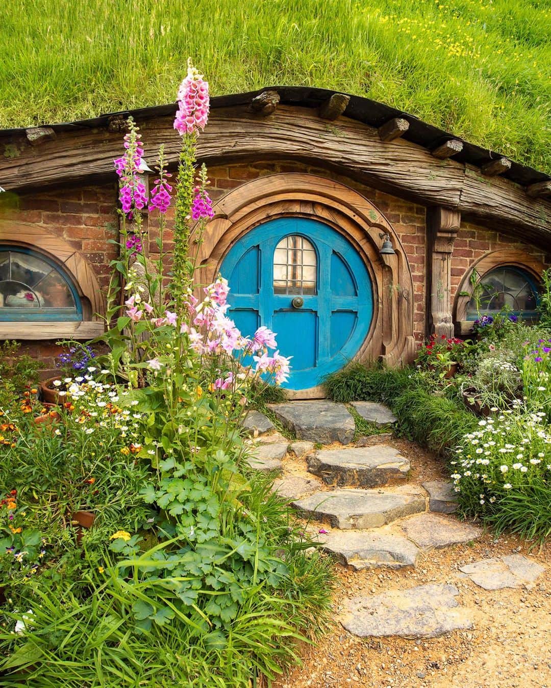 Airbnbさんのインスタグラム写真 - (AirbnbInstagram)「A journey to Middle-earth™ is awaiting you. For the first time ever, guests can explore the faraway lands from “The Lord of the Rings” with an overnight stay at the original Hobbiton™ Movie Set for a limited time only.   One does not simply walk into Middle-earth. Hobbits™ and friends can request to book these stays on December 14 at 10AM NZDT at the link in our bio.」12月7日 1時59分 - airbnb