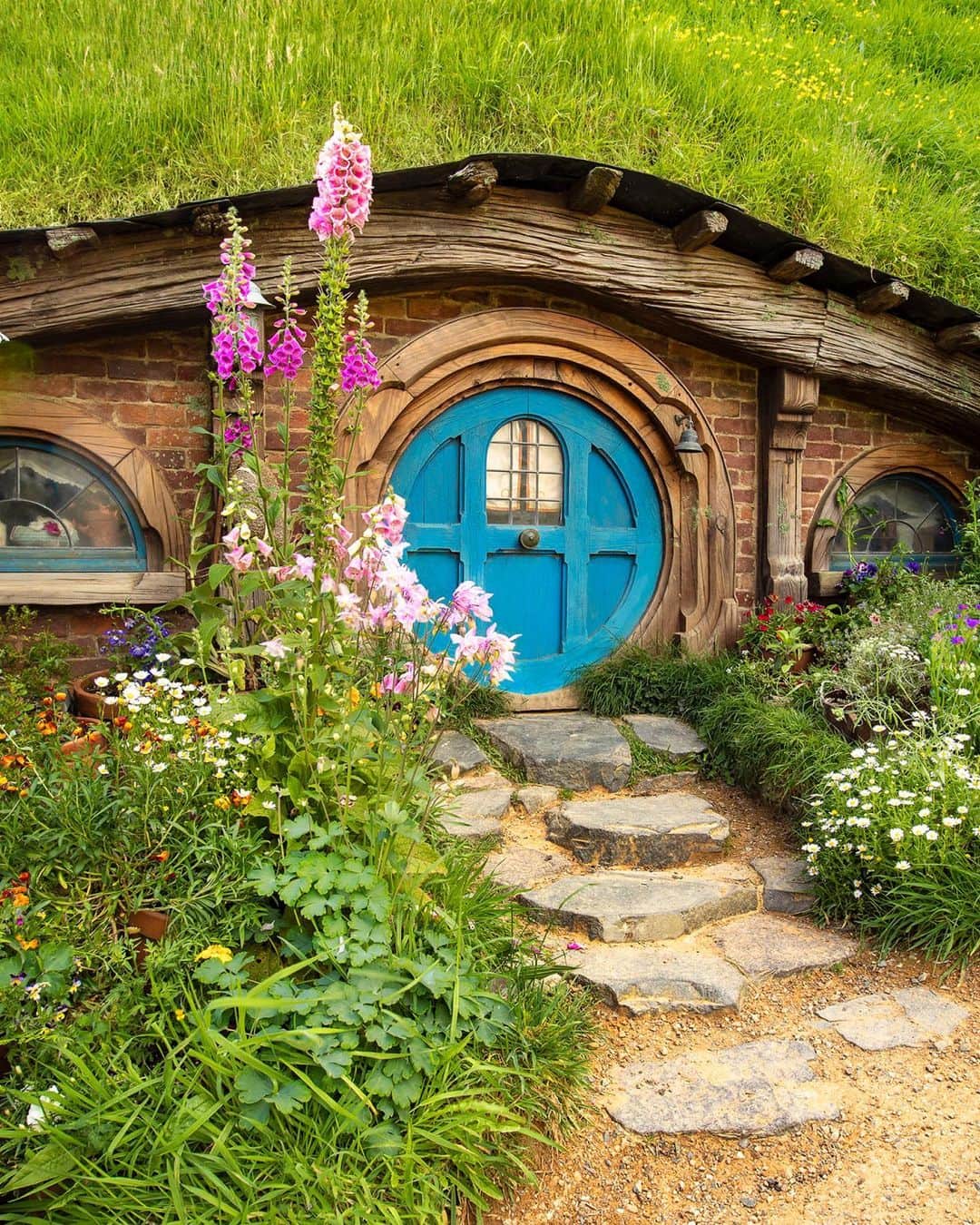 のインスタグラム：「A journey to Middle-earth™ is awaiting you. For the first time ever, guests can explore the faraway lands from “The Lord of the Rings” with an overnight stay at the original Hobbiton™ Movie Set for a limited time only.   One does not simply walk into Middle-earth. Hobbits™ and friends can request to book these stays on December 14 at 10AM NZDT at the link in our bio.」